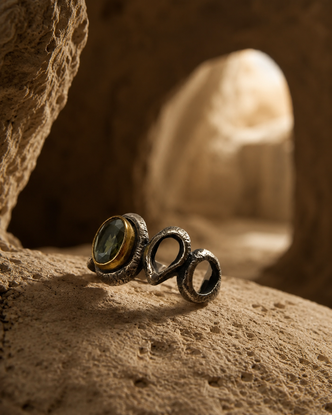 Organic Loop 925 Sterling Silver Ring with Oval Zultanite Stone — sterling-silver-zultanit-ring-cappadocia-2