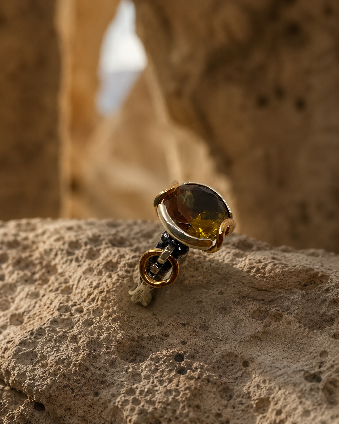Anillo de plata 925 con piedra zultanita ovalada y detalles en bronce sobre fondo blanco